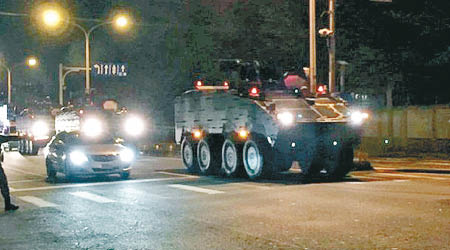 有網民目擊台南街上有裝甲車駛過。（互聯網圖片）
