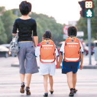 中國聽力醫學發展基金會去年發起「橙色書包」公益計劃。（互聯網圖片）