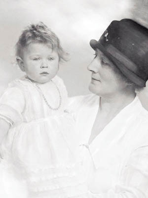 奈特（右）曾照顧年幼的英女王。（互聯網黑白圖片）