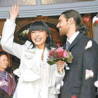 李然與王子拍拖一年半後結婚。