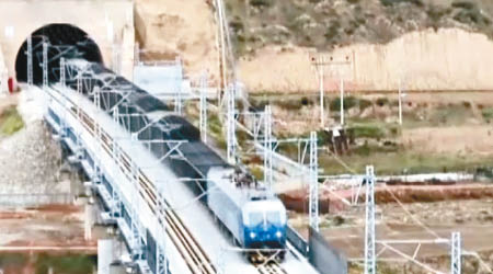 蘭渝鐵路全線通車。（電視畫面）
