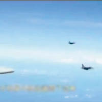 轟6K轟炸機遇到「不明飛機」攔截。（電視畫面）