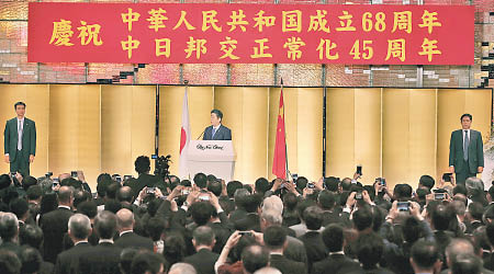 安倍晉三周四出席中國駐日大使館舉辦的十一活動。（美聯社圖片）
