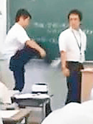 男生（左）向教師（右）起飛腳。