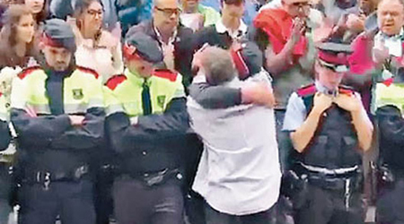 男子上前與其中一名保護民眾的自治警隊警員擁抱。（互聯網圖片）