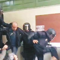 警員用力踐踏倒在地上的民眾（圖右）。（互聯網圖片）