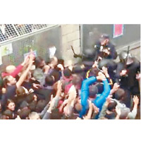 警員揮舞警棍擊打示威者。（互聯網圖片）