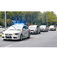 警車護送載有段氏香及艾莎的汽車。（美聯社圖片）