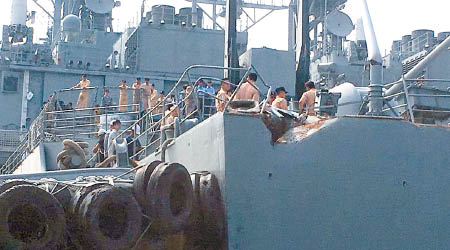 高雄海軍人員登上左營軍艦檢查。（互聯網圖片）