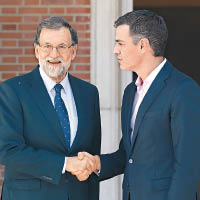 西班牙首相拉霍伊（左）與反對派領袖桑切斯（右）握手。（美聯社圖片）