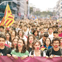 支持獨立的示威者在街上遊行。（美聯社圖片）