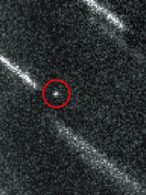 小行星（紅圈示）即將近距離安全掠過。（資料圖片）