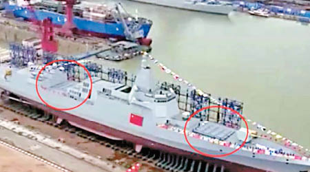 內地官媒播出055型導彈驅逐艦的畫面，可見艦上有多個垂直發射裝置（紅圈示）。（電視畫面）