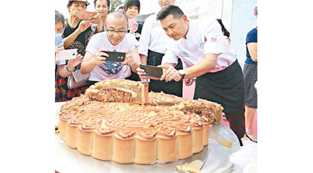 「螺螄粉味」月餅亮相，不少市民爭相拍照。（中新社圖片）