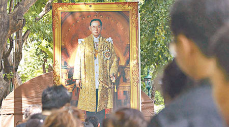 民眾前往大王宮瞻仰已故泰王的遺容。（美聯社圖片）