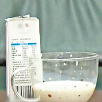 未飲完的牛奶已變質發酸。（互聯網圖片）