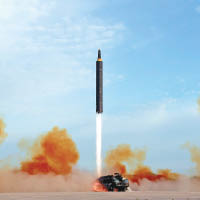 消息指北韓將發射導彈。圖為火星十二型中程彈道導彈。（資料圖片）