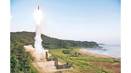 南韓加強軍事力量，應對北韓挑釁。圖為韓軍發射玄武二型彈道導彈。（資料圖片）