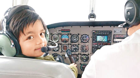 沃拉吉年紀輕輕已學習駕駛飛機。（互聯網圖片）