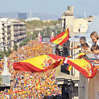 示威者揮動西班牙國旗。（美聯社圖片）