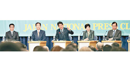 安倍（中）、小池（右二）等人日前出席黨魁辯論。（美聯社圖片）