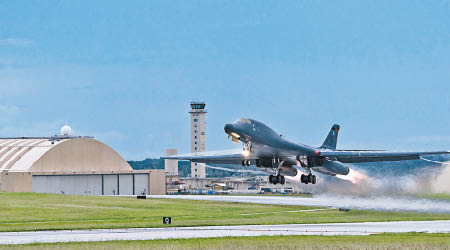 B-1B戰略轟炸機從關島起飛，準備前往朝鮮半島。（美國空軍圖片）
