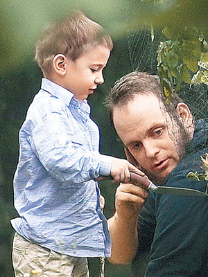 波伊爾（右）與長子在花園玩耍。（美聯社圖片）