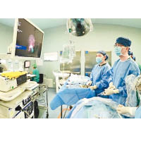 醫生通過微創手術，從男嬰左腎取出結石。（互聯網圖片）