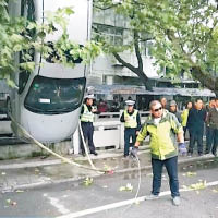 私家車其後被打撈上岸。（互聯網圖片）