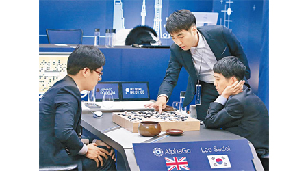 南韓棋手李世乭（右坐者）當日與第一代AlphaGo對弈後，與其他棋手分析戰術。