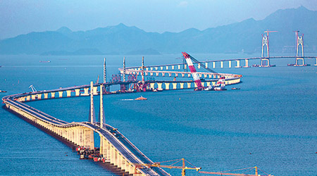 港珠澳大橋爭取在今年底基本具備通車條件。
