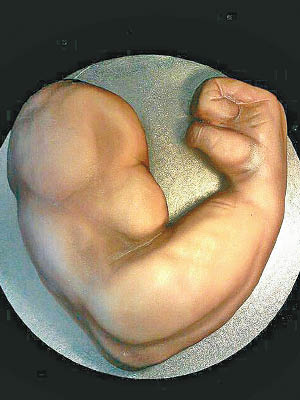 強壯二頭肌為造型的蛋糕。（互聯網圖片）