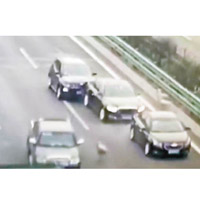 後方車輛收掣不及撞向前車。