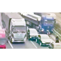 四人下車查看時被後方貨車撞死。