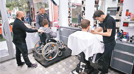 髮廊現時設有升降裝置，為需要理髮的輪椅客帶來方便。（互聯網圖片）