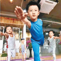 去年年僅六歲的孫楚洋獲得瑜伽教練資格。