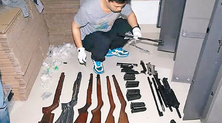 警方在疑犯的藏匿地點查獲多支槍枝。（互聯網圖片）
