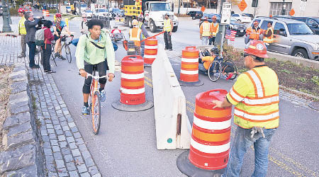 市政府於單車徑加裝石壆。（美聯社圖片）