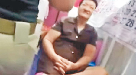 姚玉麗被警方拘捕。（電視畫面）