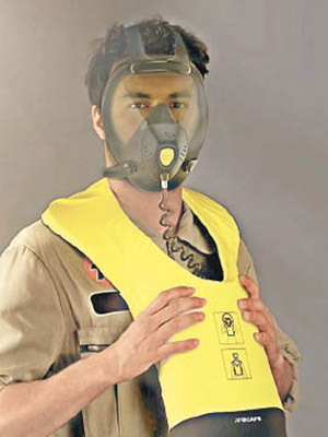 氧氣面罩相當容易使用。