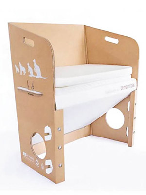 嬰兒床以堅固的厚紙板製成。
