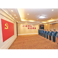 空軍在京黨委常委重溫入黨誓詞。
