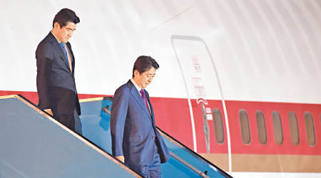 日本首相安倍晉三（右）飛抵越南出席APEC會議。