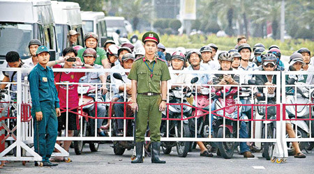 越南封鎖部分街道讓官員的車隊前進。（美聯社圖片）