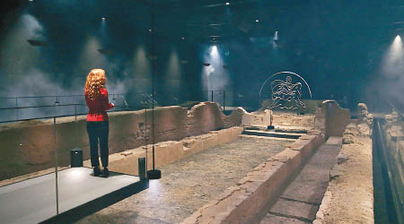 展覽館職員仔細觀察遺迹，為開幕作最後準備。