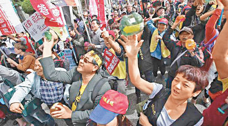 抗議人士向總統府擲錢罌表達不滿。（中時電子報圖片）