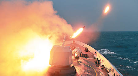 大慶艦發射炮彈。（互聯網圖片）