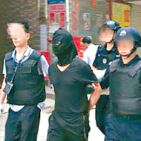 警方入村逮捕涉案疑犯。（互聯網圖片）