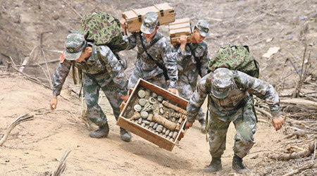 官兵早前在中越邊境雲南段展開掃雷行動。（資料圖片）