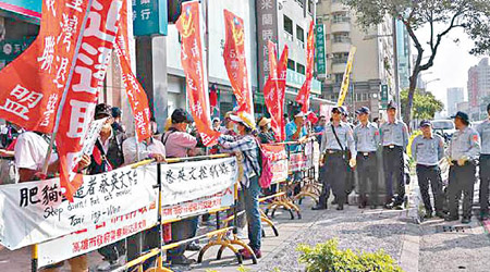 場外有多人示威。（中時電子報圖片）